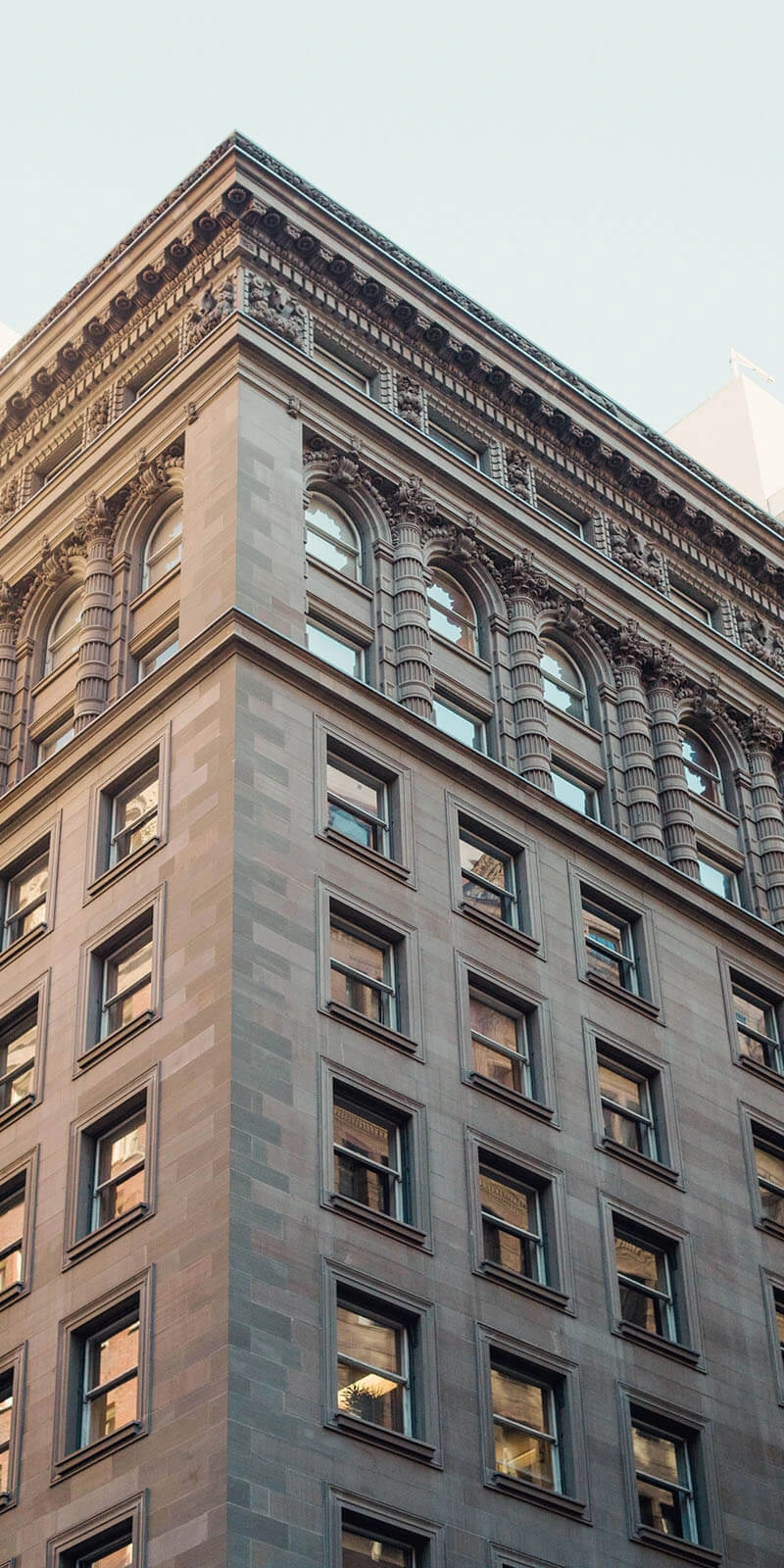 Classic office building symbolizing Aprolasa’s legal services for employers, focusing on labour law compliance and protection.
